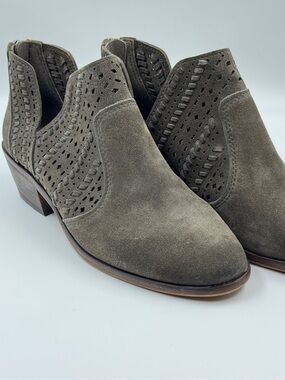 VINCE CAMUTO Prasata Perforated Leather Suede Booties Taupe Gray Low Heel Sz 8